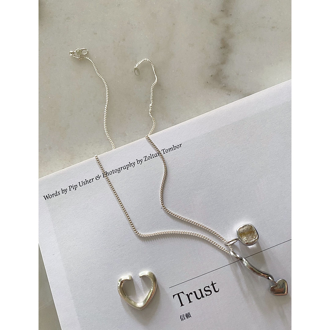 figシルバーのペンダントトップとネックレスとイヤーカフ