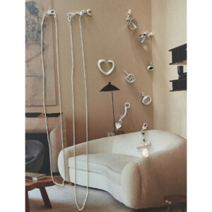 シルバーのペンダントトップとネックレス