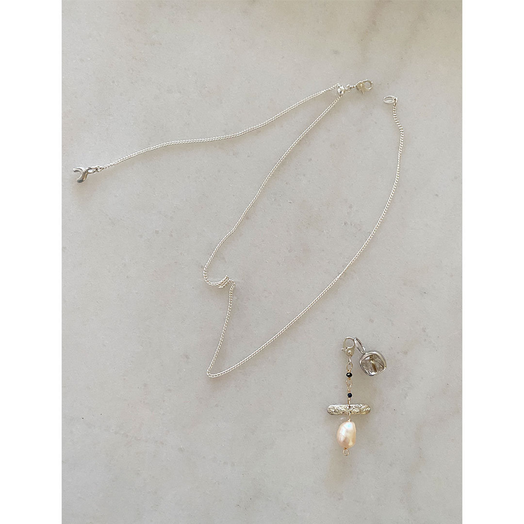 シルバーのペンダントトップとネックレス