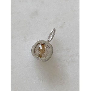 ルチルクオーツのペンダントトップの裏面