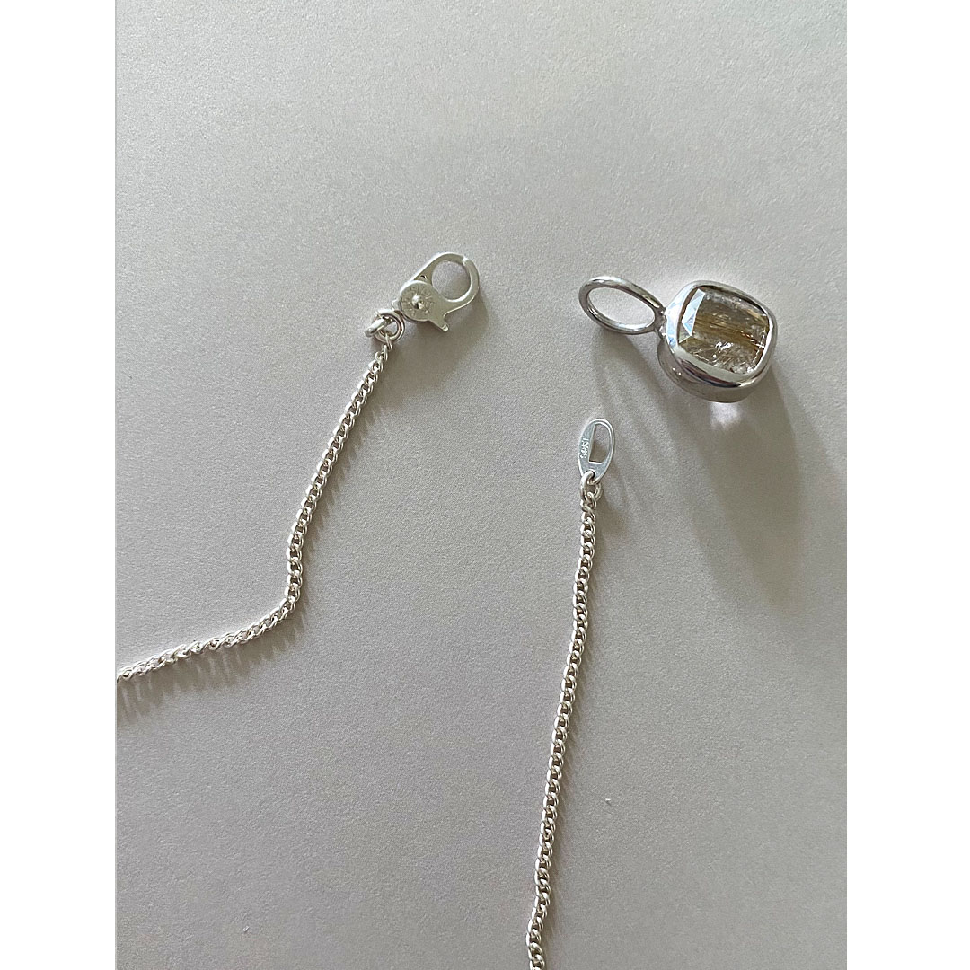 シルバーチェーンネックレス留め具アップとルチルクオーツのペンダントトップ