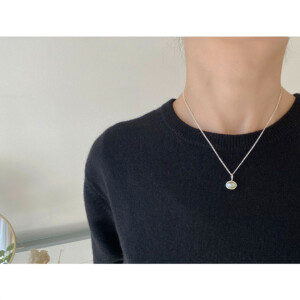 figクリソベリルキャッツアイペンダントトップ着用イメージ　quiet focus | 静かな判断　