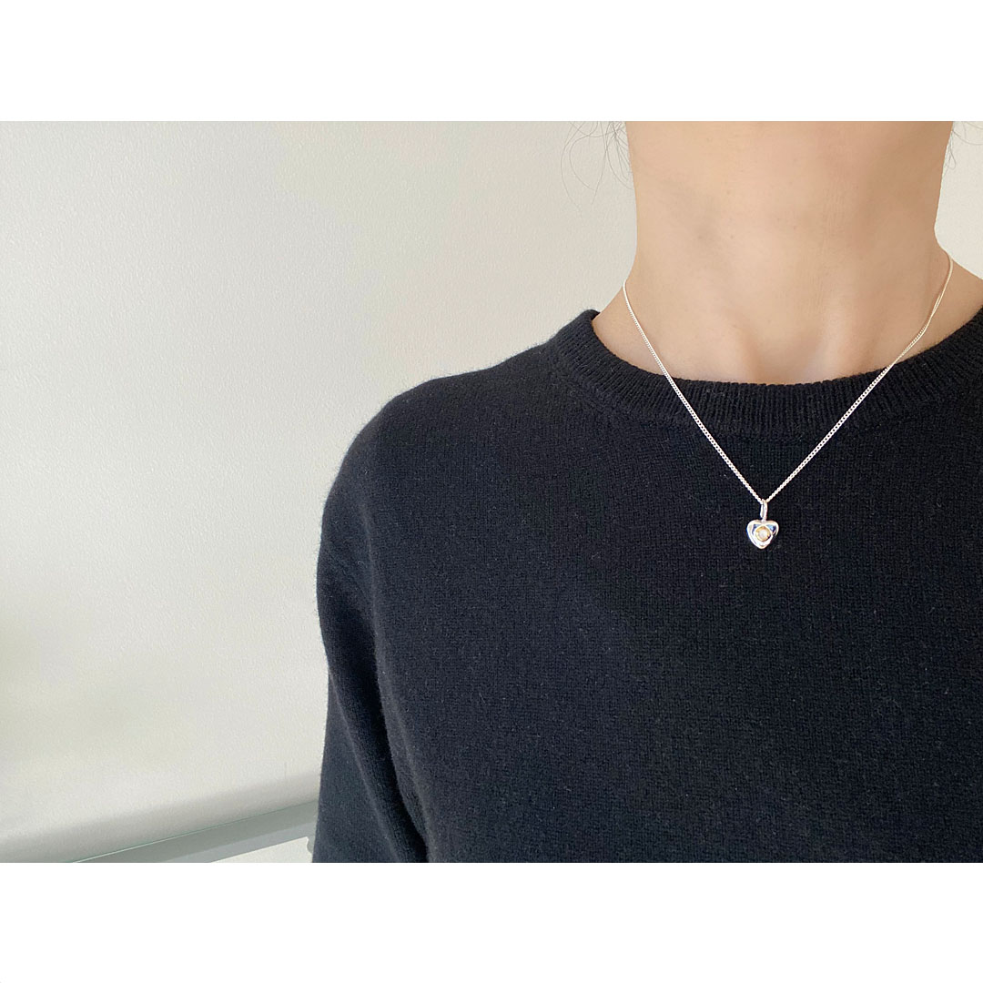 figムーンストーンとハートのペンダントトップ着用イメージ　SV925