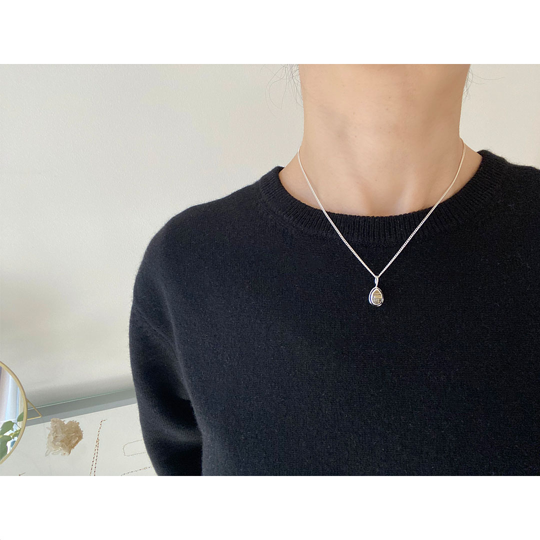 figルチルクオーツのペンダントトップ着用イメージ　clear line|進む道が見える　SV925