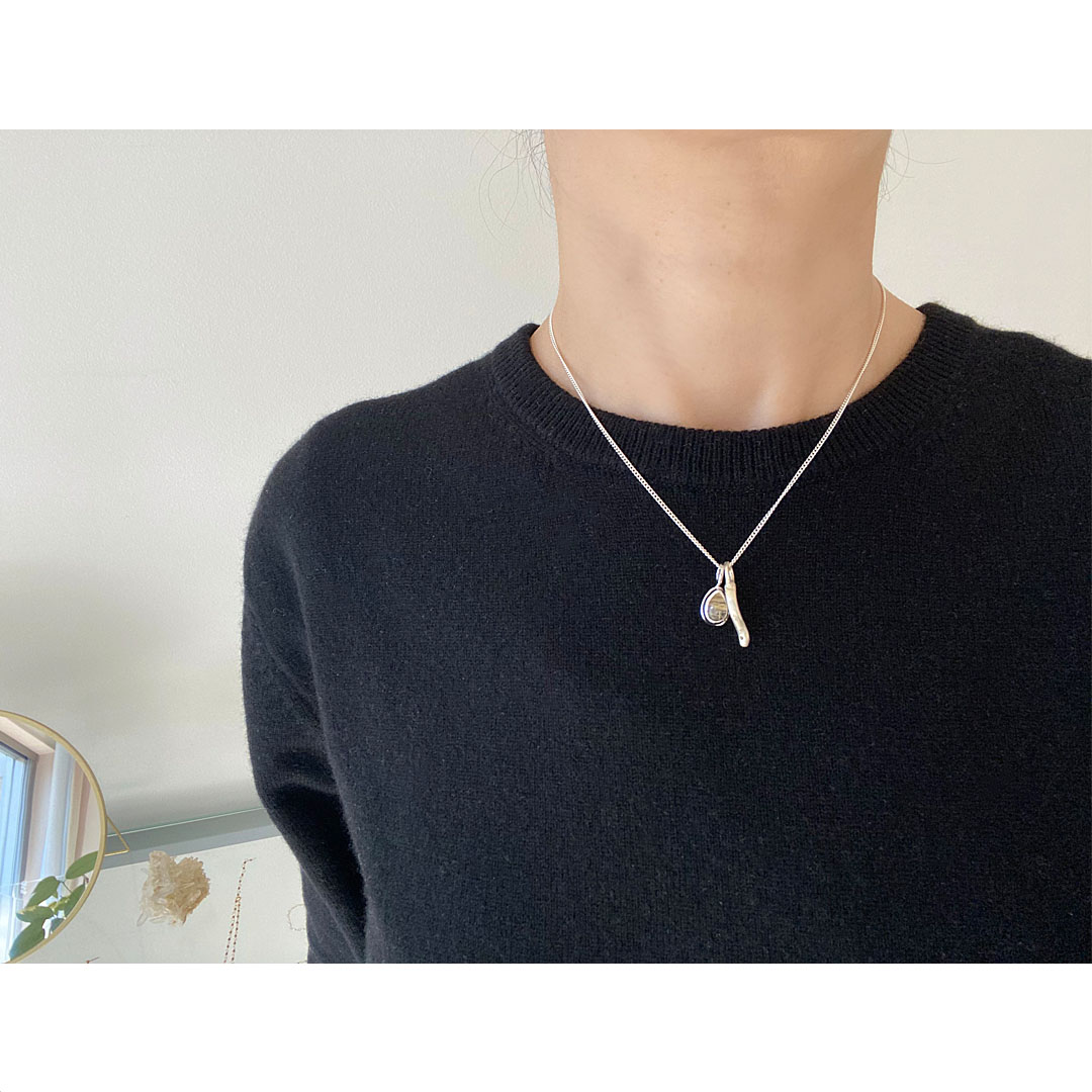 figルチルクオーツのペンダントトップ着用イメージ　clear line|進む道が見える　SV925