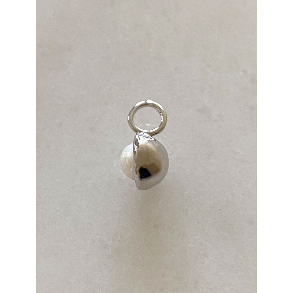 figパールペンダントトップの質感サイド　SV925