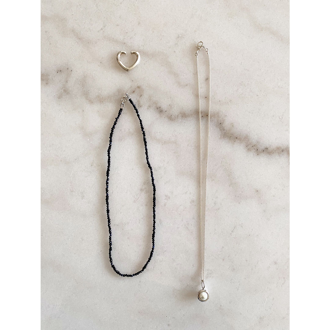 figパールネックレスとシルバーイヤーカフ