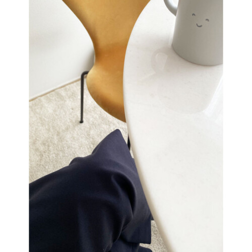 カフェのテーブルとコーヒーカップ　気持ちが緩む日常の風景 fig 心整うジャーナル