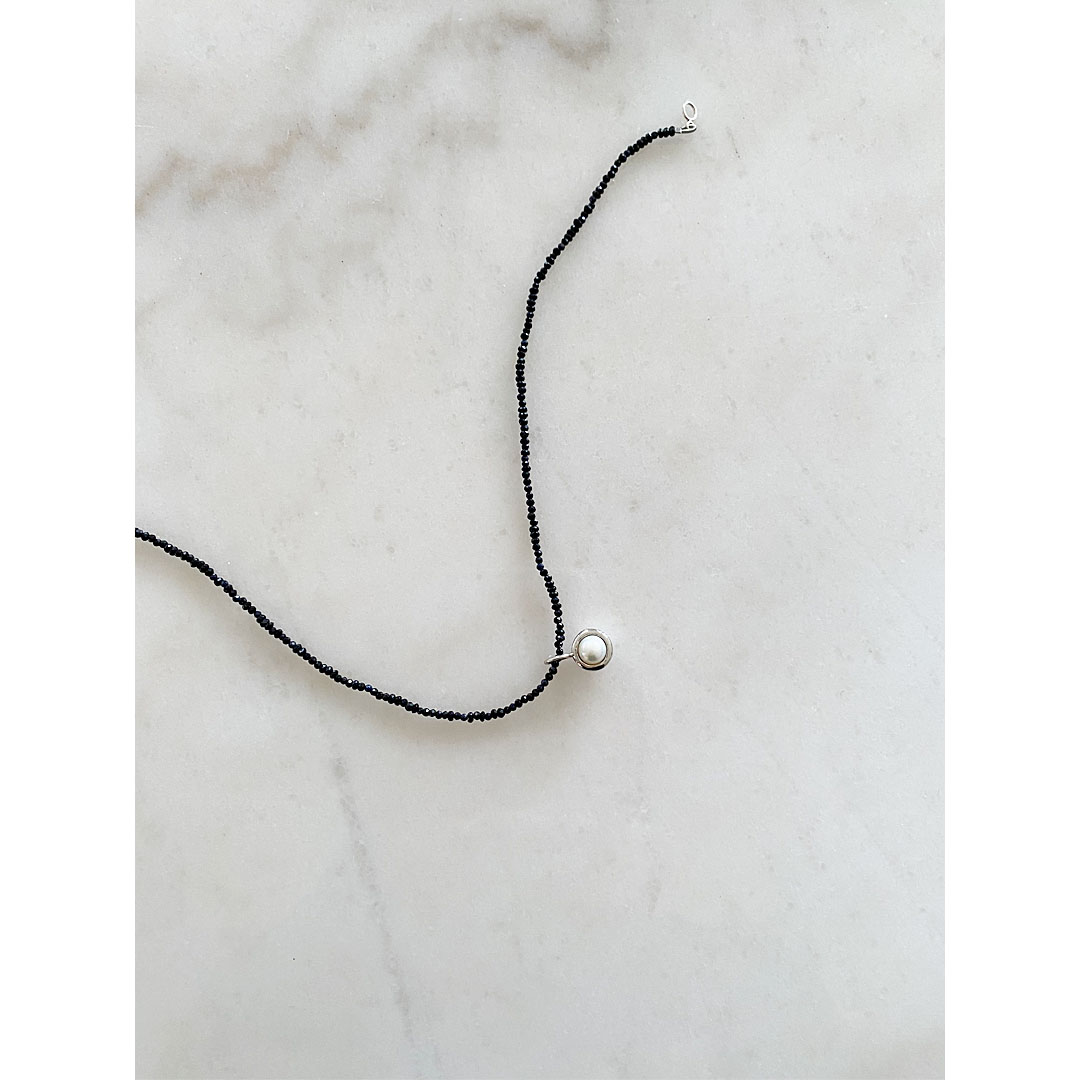 figパールネックレスのスタイリング