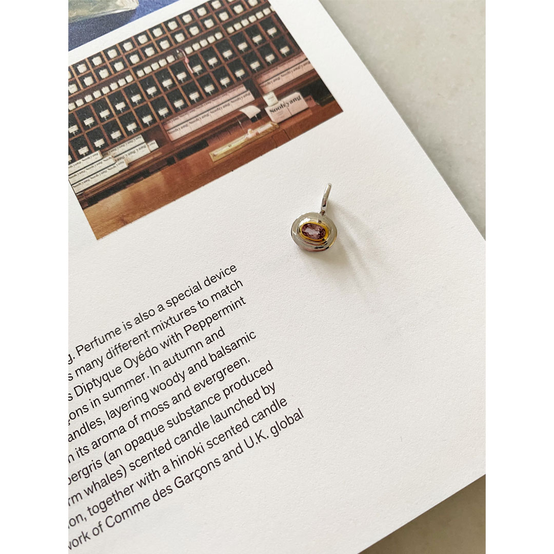 アメトリン ペンダントトップ 本の上