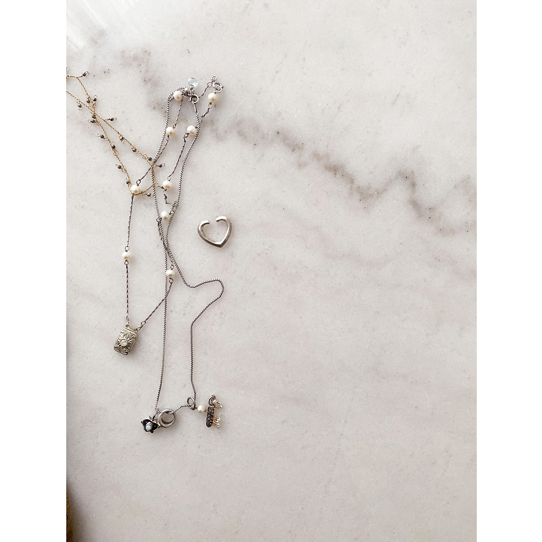 シルバーのハートイヤーカフとネックレスのスタイリング写真 天然石ジュエリー fig