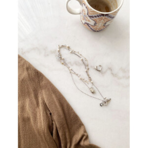 コーヒーとジュエリーがある大理石テーブルの日常