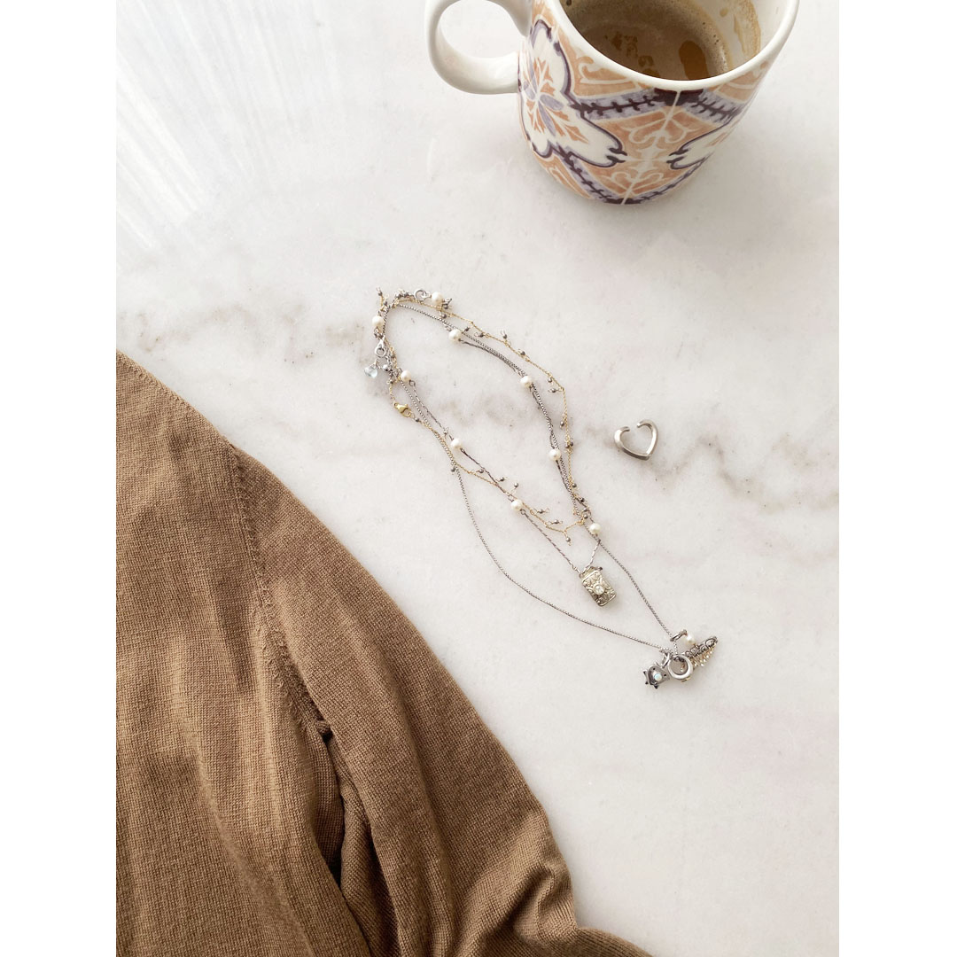 コーヒーとジュエリーがある大理石テーブルの日常