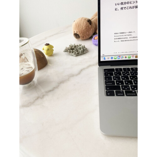 fig good mood journal 作業風景　ノートパソコン　カフェラテ　テーブル　天然石　ぬいぐるみ　マインドフルな日常　