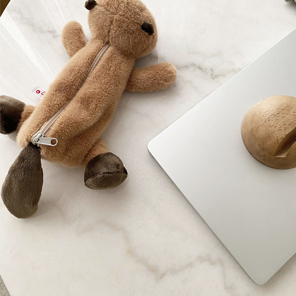 大理石のテーブルに置かれたぬいぐるみのペンケースとパソコンのある風景 マインドフルな日常 fig