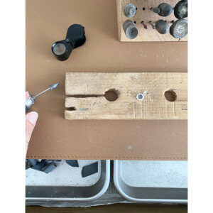 ジュエリー製作中の作業机と工具、シルバー素材の風景写真