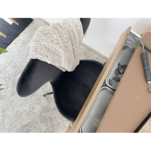 ジュエリー製作の作業机と椅子のあるアトリエ風景　fig