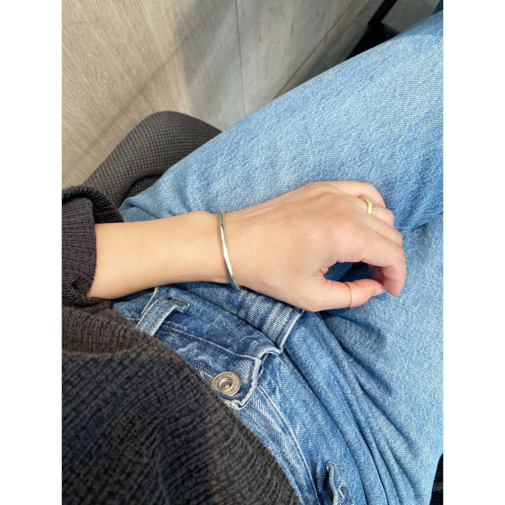 fig シルバーバングル シンプルなジュエリーで過ごすマインドフルネスな日常風景