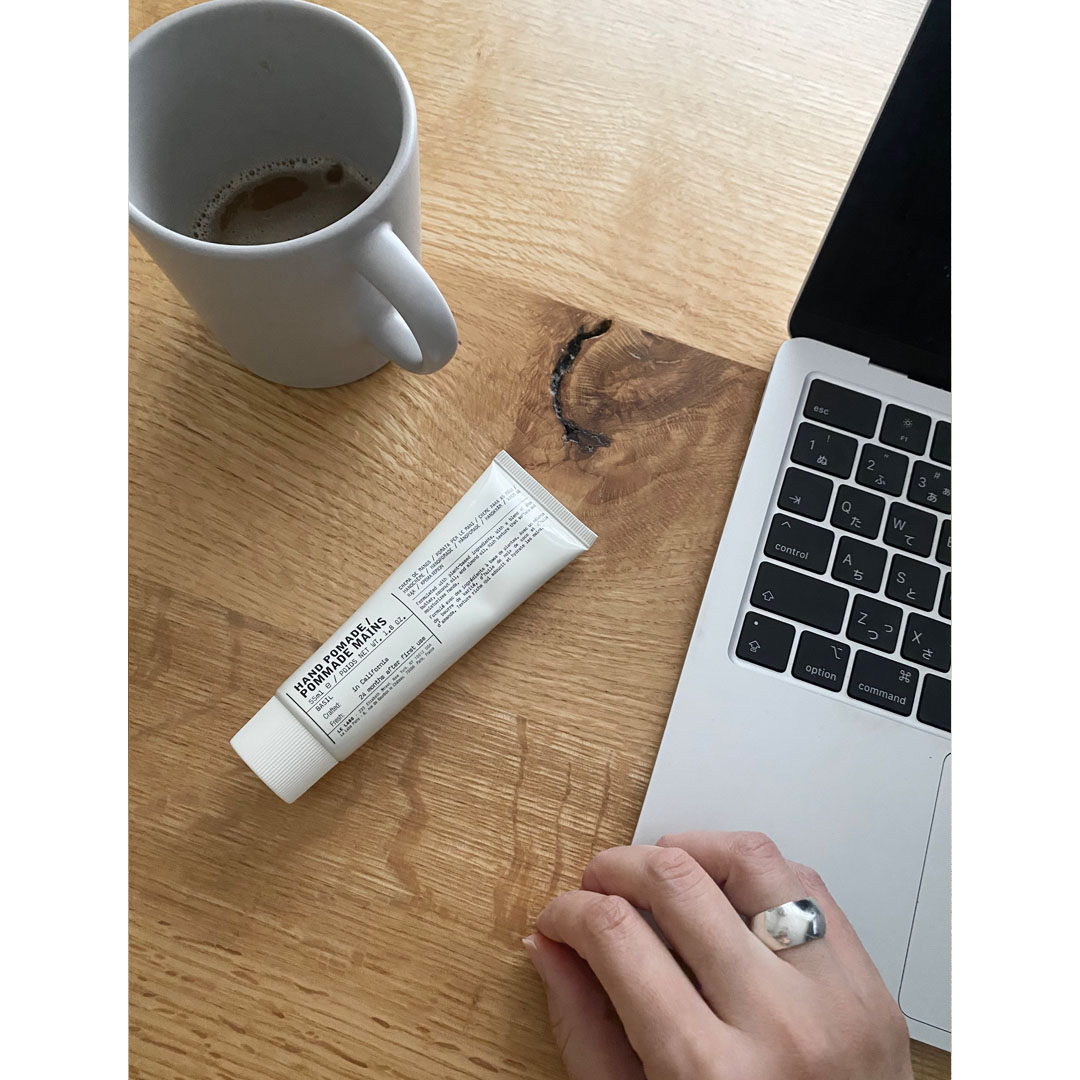 シルバーリングとパソコンのある日常風景 コーヒー